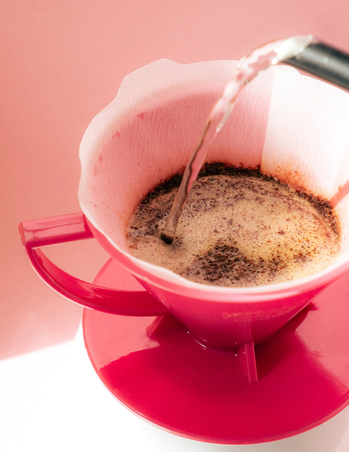 Nahaufnahme Brühen eines Filterkaffees