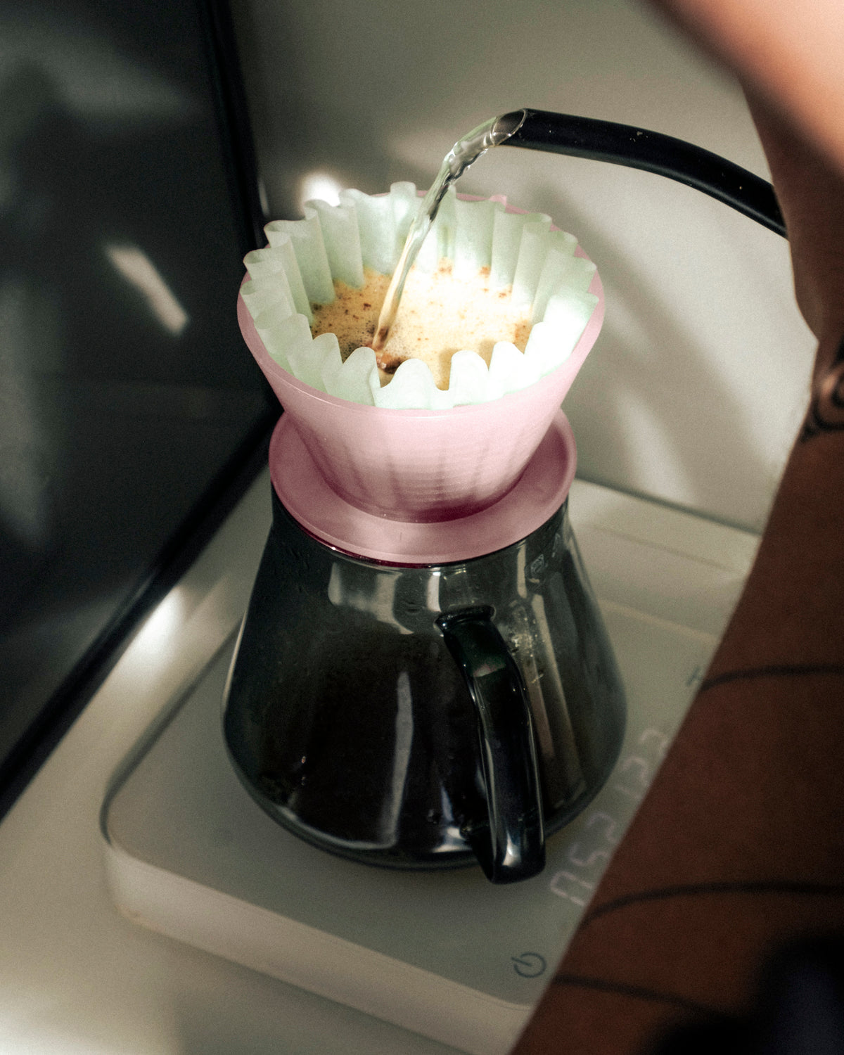 Nahaufnahme Filterkaffee beim Brühen