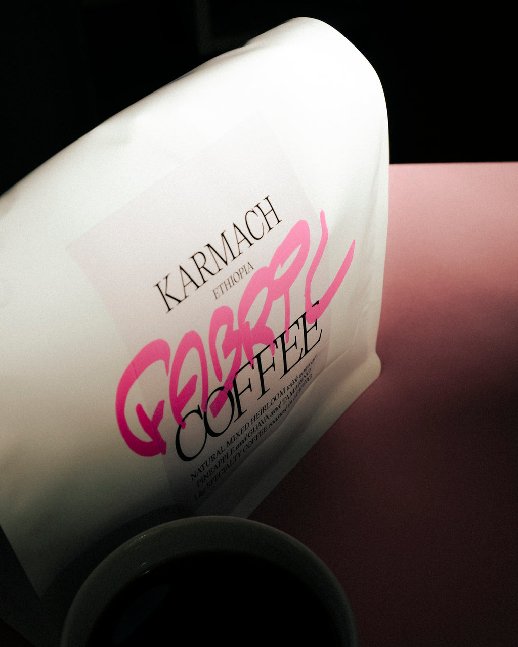 Nahaufnahme Kaffeetüte Karmach