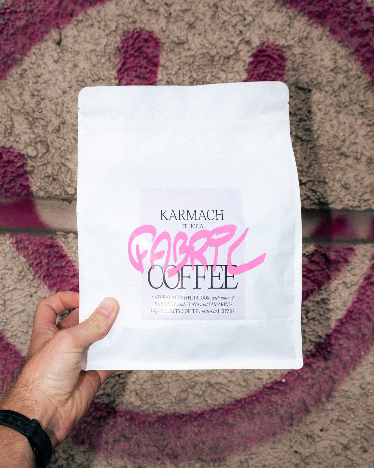 Kaffeetüte Karmach vor Grafitti