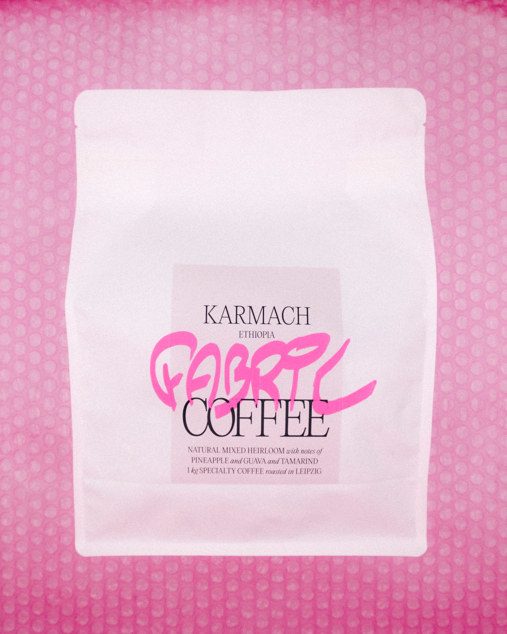 Kaffeetüte Karmach auf rosa Luftpolsterfolie