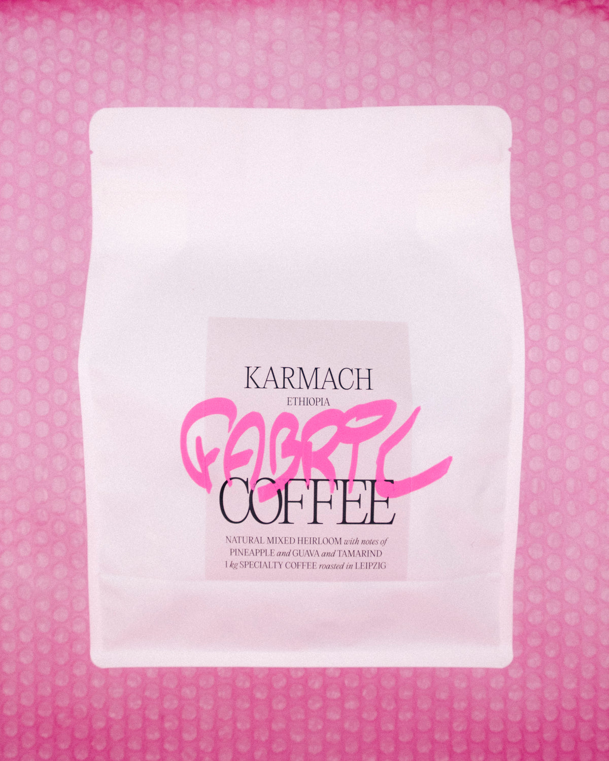 Kaffeetüte Karmach auf rosa Luftpolsterfolie